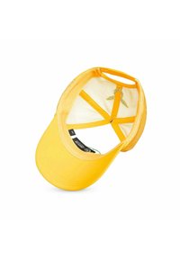 Żółta czapka z solidnym przednim panelem, siatkowym tyłem i zakrzywionym wizjerem. Posiada wewnętrzną metkę z logo oraz plastikowe zapięcie na zatrzask do regulacji rozmiaru.