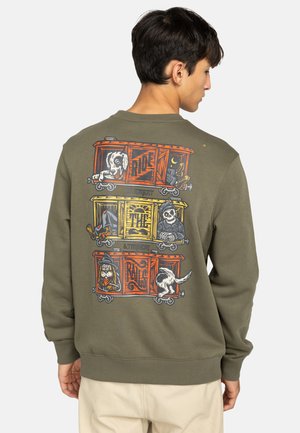 Olijfgroen sweatshirt met een ronde hals; heeft een kleurrijke grafische print van honden op treinwagons op de achterkant. Van katoen, relaxed fit.