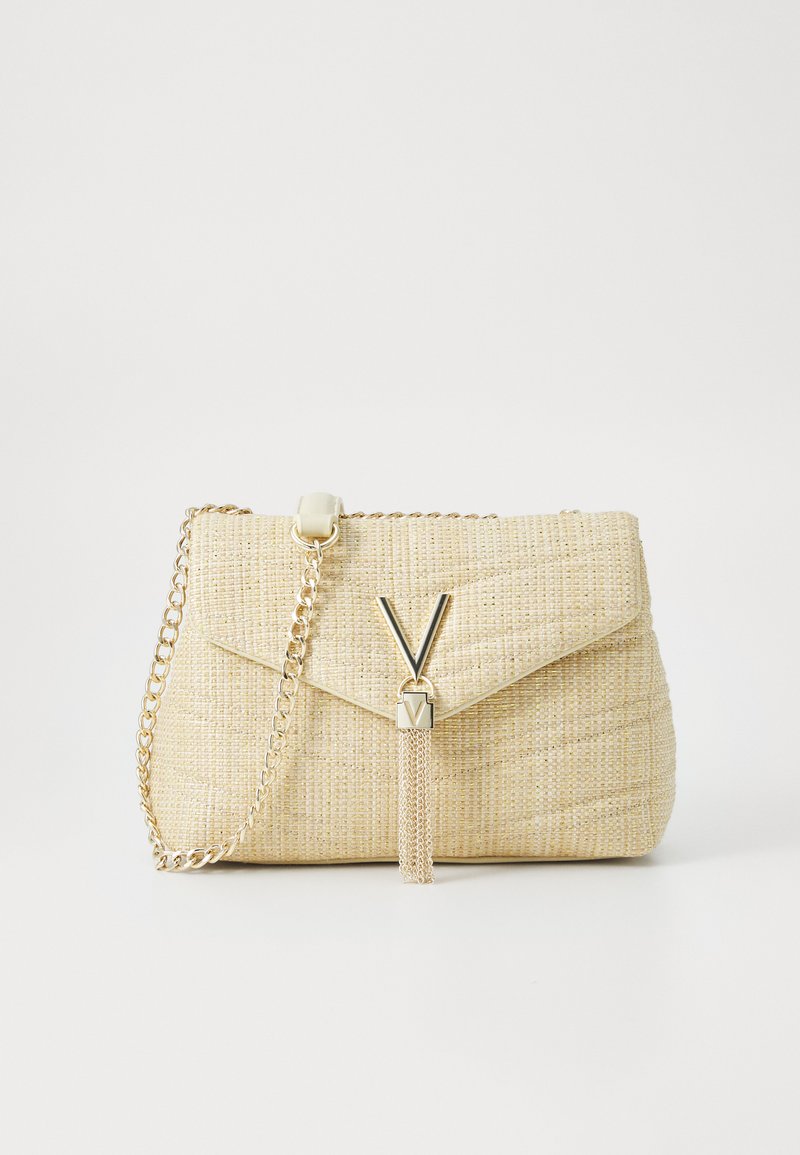 Audinė smėlio spalvos rankinė su tekstūruotu paviršiumi, auksinės grandinėlės petneša ir V formos metaliniu uždarymu su kutu akcentu.