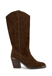 Braune Wildleder-Cowboystiefel mit spitzer Zehe und gestapeltem Absatz. Verfügt über eine aufwendige Stickerei und ein ausgeschnittenes Design am Schaft.