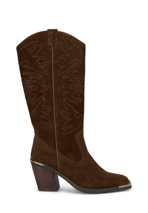 Botte de cowboy en suède brun avec un bout pointu et un talon empilé. Présente des coutures complexes et un design découpé sur la tige.
