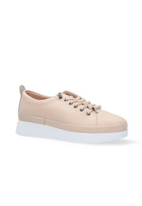 Beige kožené tenisky s bílou gumovou podrážkou, s šněrováním, kulatou špičkou a měkkým texturovaným akcentem na patě.