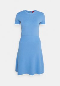 Robe tricotée bleu clair à manches courtes, col rond et taille côtelée texturée. Présente un bord blanc sur les bords des manches et l'ourlet.