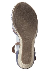 Sandál s pásek s modro-bílým pruhovaným vzorem, hnědými akcenty, texturovanou podrážkou a velikostí označenou jako 37 na spodní straně.