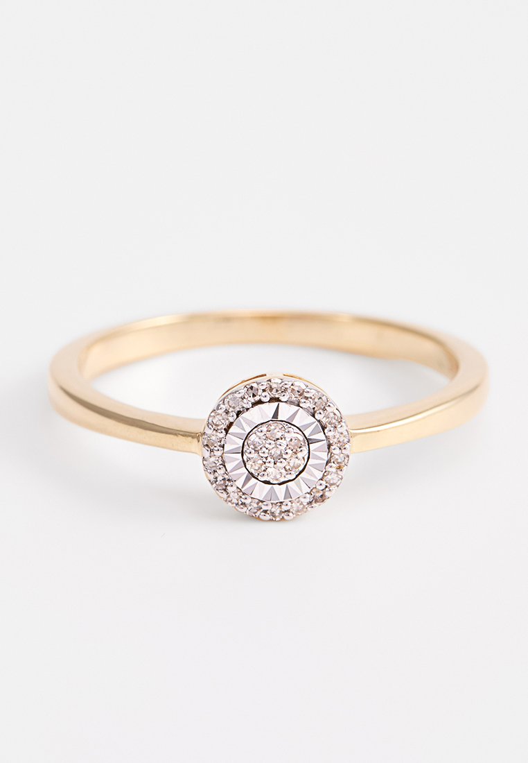 Goldring mit einem runden, facettierten Mittestein, umgeben von einem Halo aus kleineren Steinen, und einem glatten Band.