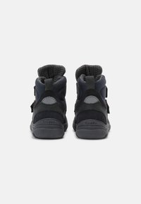 Zapatillas altas negras y azules con un upper de tela texturizada, correas ajustables y una suela de goma con detalles de logo en relieve.
