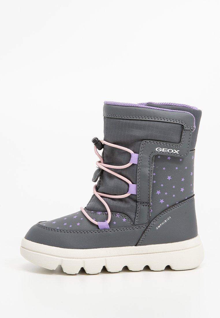 Dunkelgraue Winterstiefel für Kinder mit lila Sternmustern, hellrosa elastischen Schnürsenkeln und dicker weißer Sohle, Marke "Geox Amphibiox."