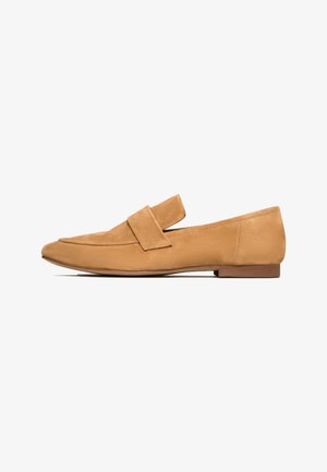 Mocasines de ante color arena con tacón plano, punta redondeada y una tira cosida en el empeine para un acabado refinado.