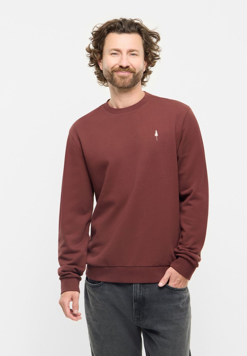 Bordeaux sweatshirt van zacht materiaal met een ronde hals en geribbelde manchetten. Heeft een kleine witte boom borduring op de borst.