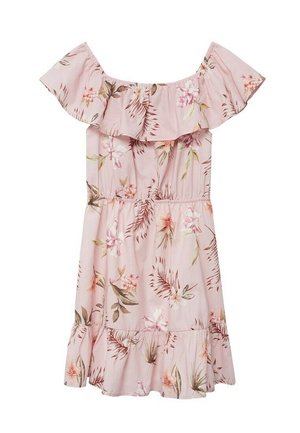 Kwiatowa sukienka z odkrytymi ramionami w jasnoróżowym kolorze, z falbanowym dekoltem, elastycznym pasem i rozszerzanym dołem. Kwiatowy wzór z zielonymi akcentami.