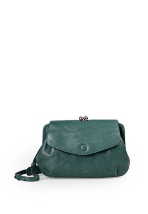 Dunkelgrüne Lederhandtasche mit Frontklappe, Druckknopfverschluss und verstellbarem Riemen vor weißem Hintergrund.