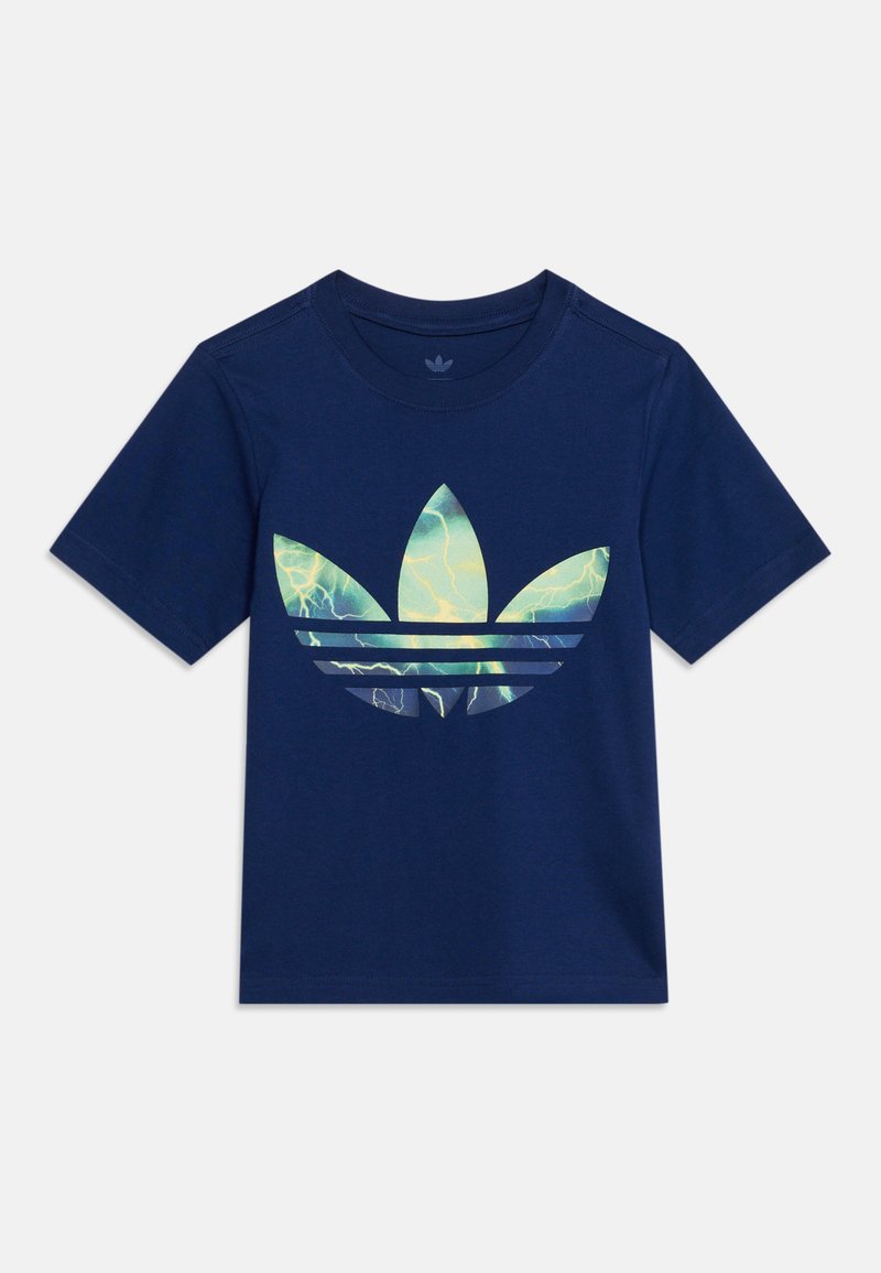 Tmavomodré tričko s krátkym rukávom s veľkým viacfarebným logom Adidas trefoil so vzorom blesku na prednej strane.
