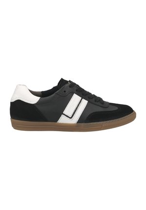 Schwarzer und weißer Sneaker mit Obermaterial aus Leder und Wildleder, runder Zehenpartie, Gummisohle und einem markanten gestreiften Design an der Seite.