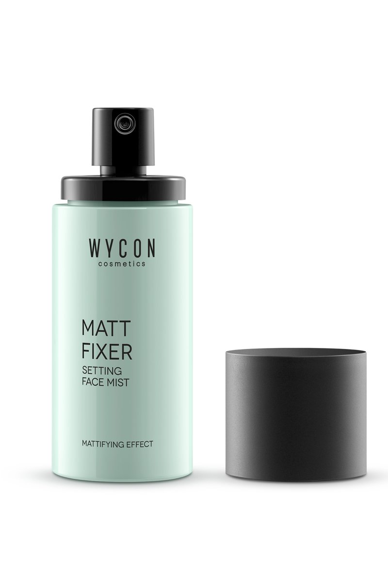 Spray bottle verde menta con ugello e tappo neri, etichettato "WYCON MATT FIXER SETTING FACE MIST" in grassetto nero. Superficie liscia, design moderno.