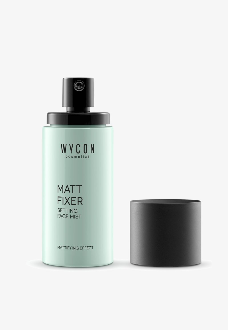 Spray bottle verde menta con ugello e tappo neri, etichettato "WYCON MATT FIXER SETTING FACE MIST" in grassetto nero. Superficie liscia, design moderno.