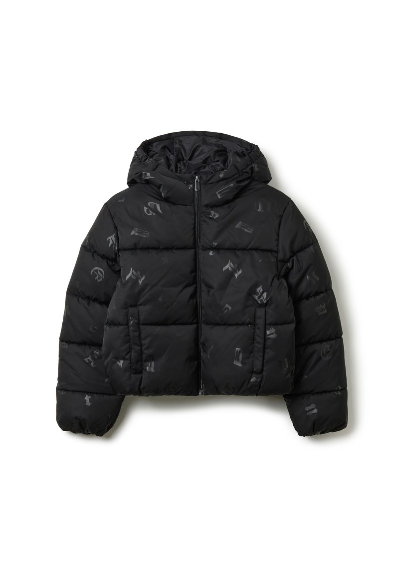 Veste noire rembourrée avec capuche, présentant une texture brillante et des motifs de logo subtils dans tout l'ensemble. Fermeture éclair à l'avant et deux poches latérales.