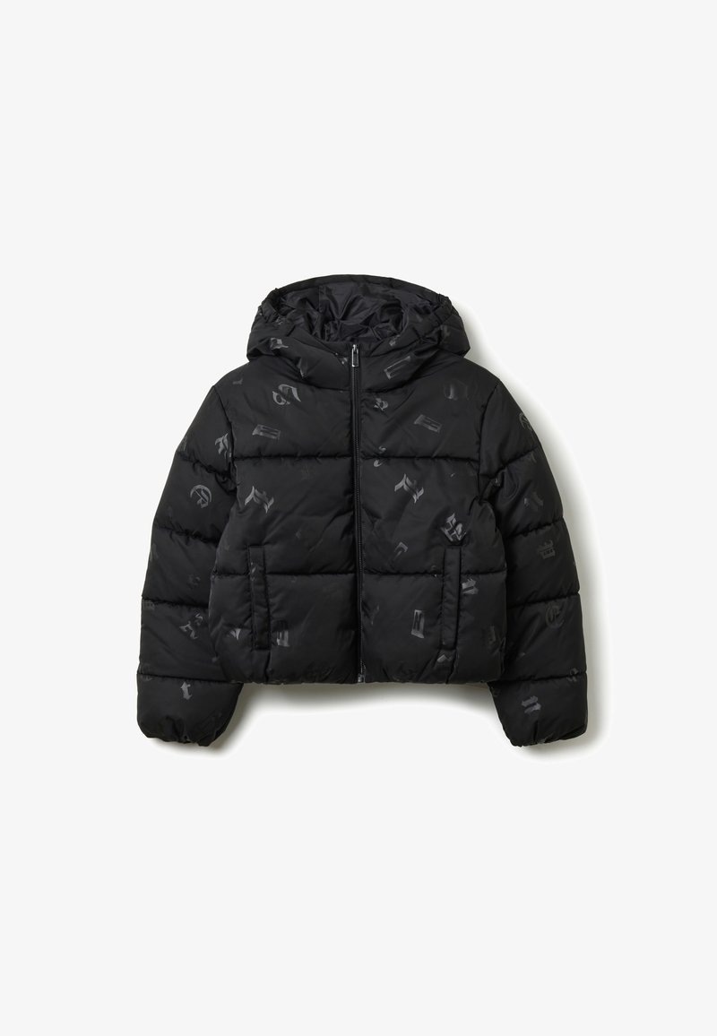 Veste noire rembourrée avec capuche, présentant une texture brillante et des motifs de logo subtils dans tout l'ensemble. Fermeture éclair à l'avant et deux poches latérales.