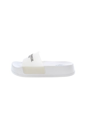 Sandalia deslizante blanca con una correa de plástico transparente, suela texturizada y detalle del logotipo en la correa. Presenta una superficie lisa y un diseño minimalista.