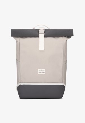 Mochila con cierre enrollable en tela gris suave con base gris oscura. Presenta una hebilla central y una etiqueta con el logo en la parte frontal. Exterior texturizado.