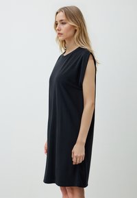 Schwarzes ärmelloses Kleid aus weichem Stoff, mit rundem Ausschnitt und A-Linien-Form, das knapp über dem Knie endet.
