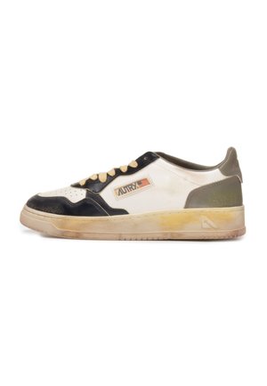 Sneaker vintage a taglio basso in bianco, nero e beige con suola usurata e patch con logo Autry sul lato.