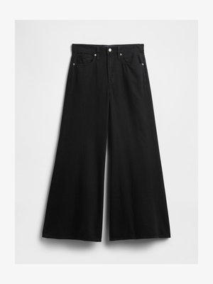 Jean large noir à taille haute, doté d'un design classique à cinq poches, d'une fermeture avec bouton en métal et d'une texture en denim lisse.
