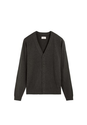 Cárdigan de cuello en V gris oscuro con mangas largas y cinco botones delanteros, mostrado sobre un fondo blanco.