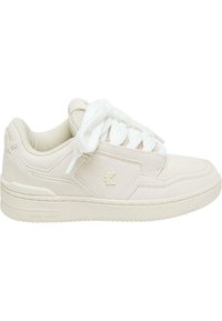 Beige semskinn-sneaker med hvite snørebånd, teksturerte paneler, mesh-tunge og gummisåle. Har minimal merking og en lavprofil-design.