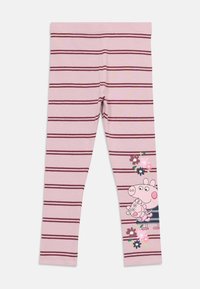 Rózsaszín gyerek leggings sötét rózsaszín vízszintes csíkokkal, egy mesevilágbeli malaccal, aki egy kisebb malacot tart a kezében, rózsaszín és lila virágokkal körülvéve.