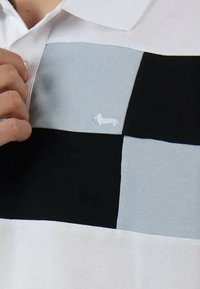 Hvid skjorte med krave, der har et stribet design med grå, sort og lyseblå paneler samt et lille hvidt broderet dachshund-logo.