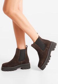 Woden CHELSEA  - Botines con plataforma - chocolate