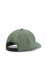 Groene verstelbare baseballpet met een ronde rand, textuurstof en een zwarte band aan de achterkant voor maatverstelling. Eenvoudig ontwerp.