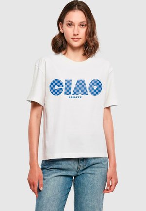 Fehér pamut póló kék kockás grafikával ellátott "CIAO RAGAZZE" felirattal, vastag betűtípussal. Rövid ujjú és laza szabású.