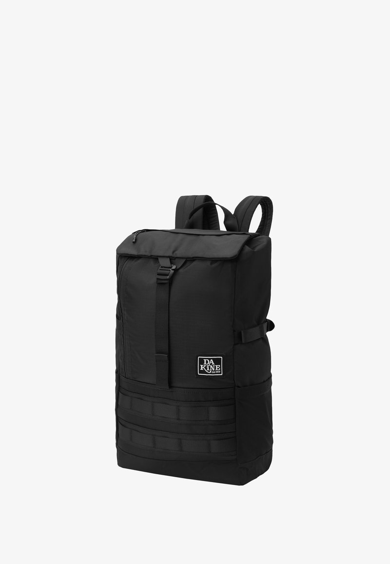 Musta reppu, joka on valmistettu kestävästä kankaasta ja jossa on suorakulmainen muoto. Repussa on etutasku, säädettävät hihnat ja DA KINE -logo.