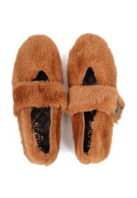 Brązowe futrzane kapcie z rzepem, zaokrąglonymi noskami i pikowanymi czarnymi wkładkami. Miękka tekstura na całej górnej powierzchni.
