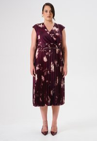 Burgunderfarbenes Blümchen-Wickelkleid mit Falten, kurzen Ärmeln und einem taillierten Gürtel. Glattes Material und ein knielanges Design mit einer fließenden Silhouette.