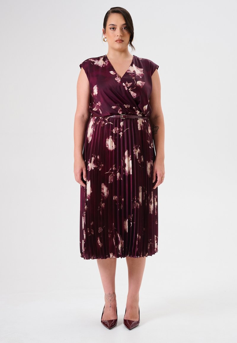 Burgunderfarbenes Blümchen-Wickelkleid mit Falten, kurzen Ärmeln und einem taillierten Gürtel. Glattes Material und ein knielanges Design mit einer fließenden Silhouette.