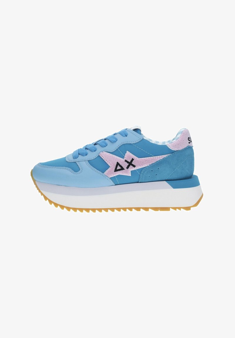 Sneakers azzurri con accenti in suede rosa, caratterizzati da un design a zigzag, una suola intermedia bianca e una suola esterna in gomma gialla testurizzata.