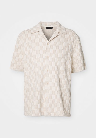 Kurzärmliges, beigefarbenes, karriertes Hemd aus strukturiertem Stoff, mit einer Knopfleiste und klassischem Kragen.