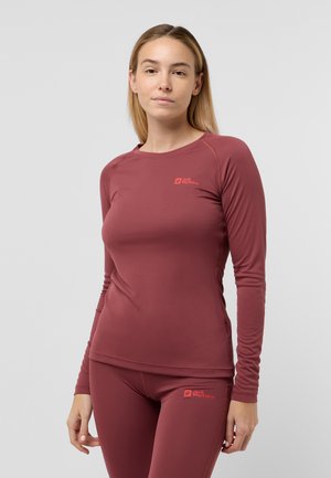 Bordeaux-rotes langärmliges Sportshirt aus glattem, dehnbarem Stoff; verfügt über ein Logo auf der Brust und eine figurbetonte Passform für aktive Freizeit.