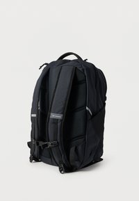 Μαύρο σακίδιο πλάτης με επενδυμένη πλάτη, λεπτομέρειες από δίχτυ, ρυθμιζόμενους ιμάντες και μπροστινή αγκράφα. Διαθέτει αντανακλαστικές λεπτομέρειες και λογότυπο με το εμπορικό σήμα.