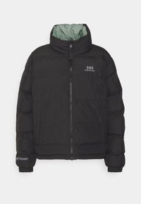 Svart puffjacka med dragkedja, hög krage och elastiska ärmslut. Insidan är fodrad i ljusgrön. Har Helly Hansen-logotyp på bröstet.