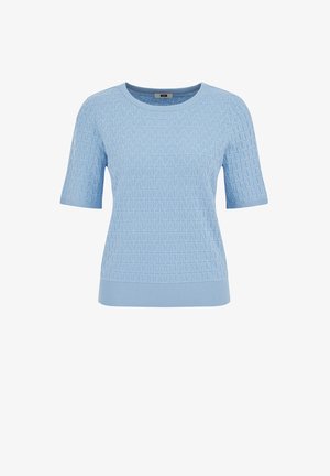 Pulover albastru deschis cu mâneci scurte, model geometric texturat, guler rotund și tiv striat. Confecționat dintr-un material tricotat moale.