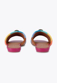 Sandali piatti multicolore con retro arrotondato, realizzati in un materiale liscio e lucido. Decorati da un elemento dorato nella parte anteriore.