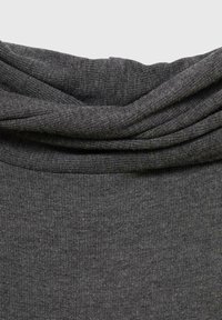 Sivá pletená tkanina s jemným, štruktúrovaným povrchom; drapovaný dizajn vytvára rolákový výstrih; hladký, flexibilný materiál s jemným elastickým preťahovaním.