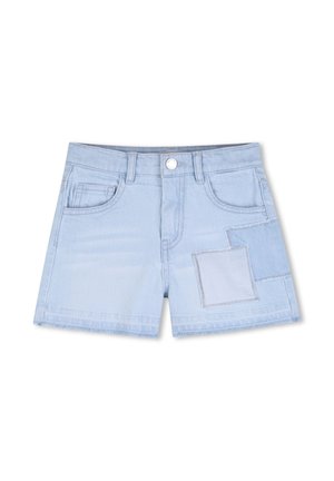 Shorts en denim bleu clair avec poches avant et deux patchs carrés en tissu sur la partie droite avant, fermeture par bouton et passants pour ceinture.