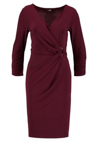 Viininpunainen vartalonmyötäinen mekko, jossa on V-pääntie, kolmen neljänneksen hihat ja kiertynyt design vyötäröllä, jossa on pyöreä metallirengaskoriste.