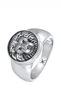 Sølvring med et løvehoveddesign på en rund skive, glat bånd, poleret finish og indgraverede detaljer på den indvendige bånd.