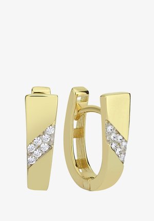 Boucles d'oreilles créoles en or avec un design géométrique, agrémentées d'une rangée de petits cristaux clairs disposés en motif diagonal.