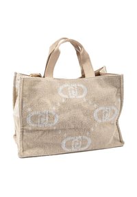 Sac cabas beige en matériau doux, présentant un motif répétitif de logos bleu clair et deux poignées robustes. Fermeture éclair en haut.